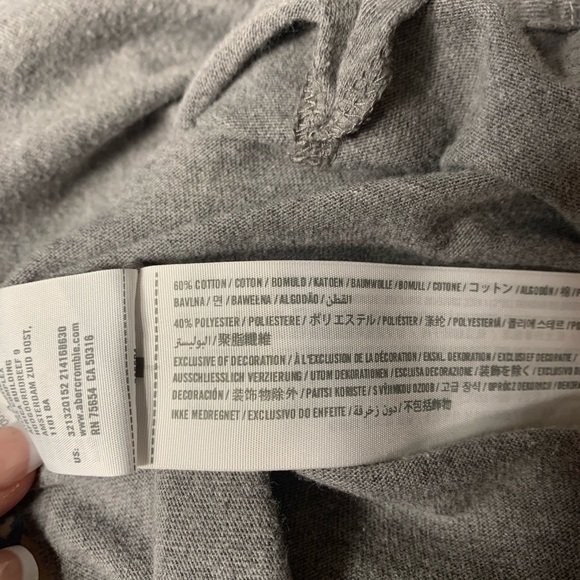 Hollister Long Sleeve T-Shirt - Picture 5 of 6